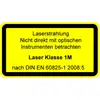 Gelbes Warnschild mit der Aufschrift: 'Laserstrahlung. Nicht direkt mit optischen Instrumenten betrachten. Laser Klasse 1M nach DIN EN 60825-1 2008:5'.