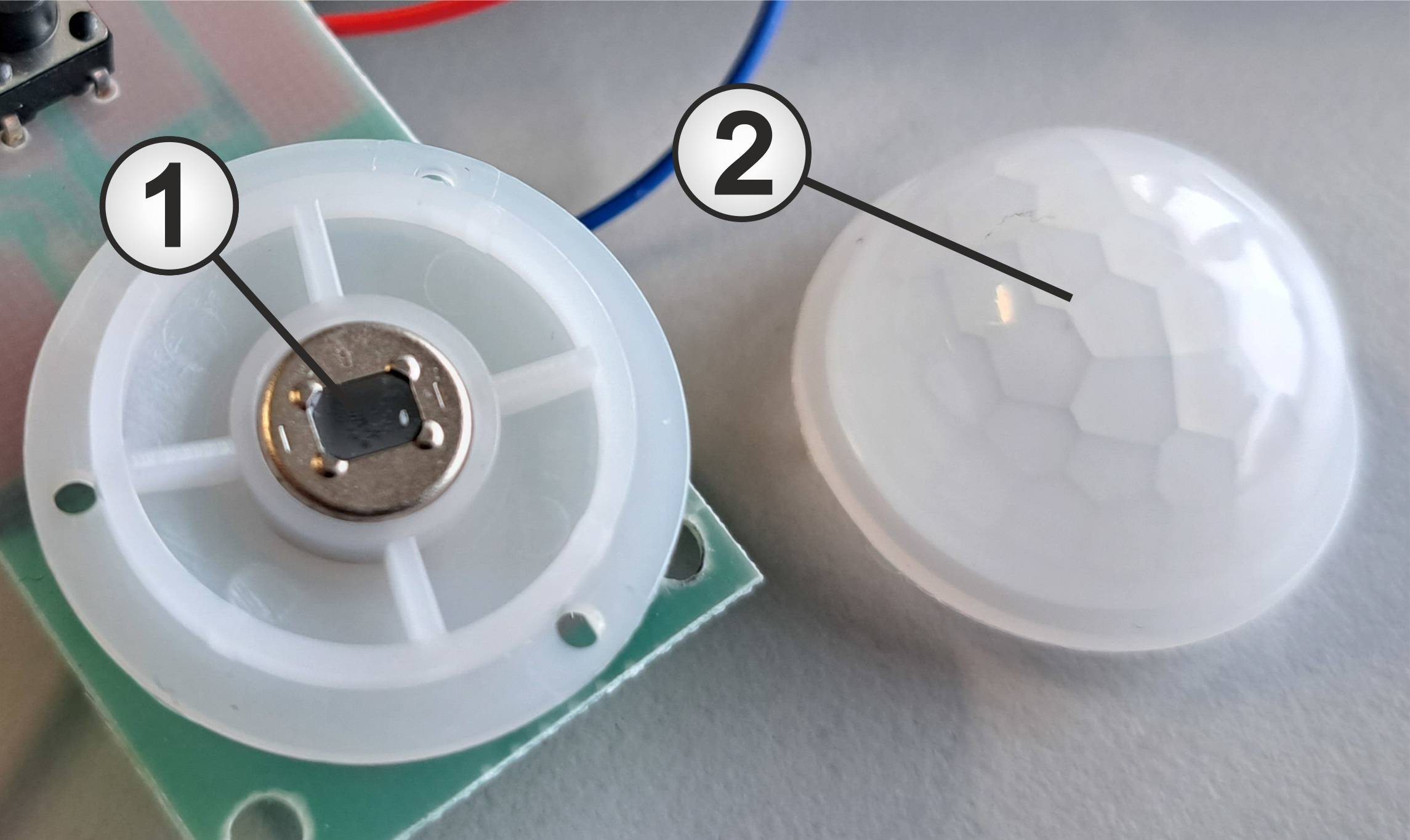 PIR-Bewegungssensor mit halbkugelförmiger Facettenlinse