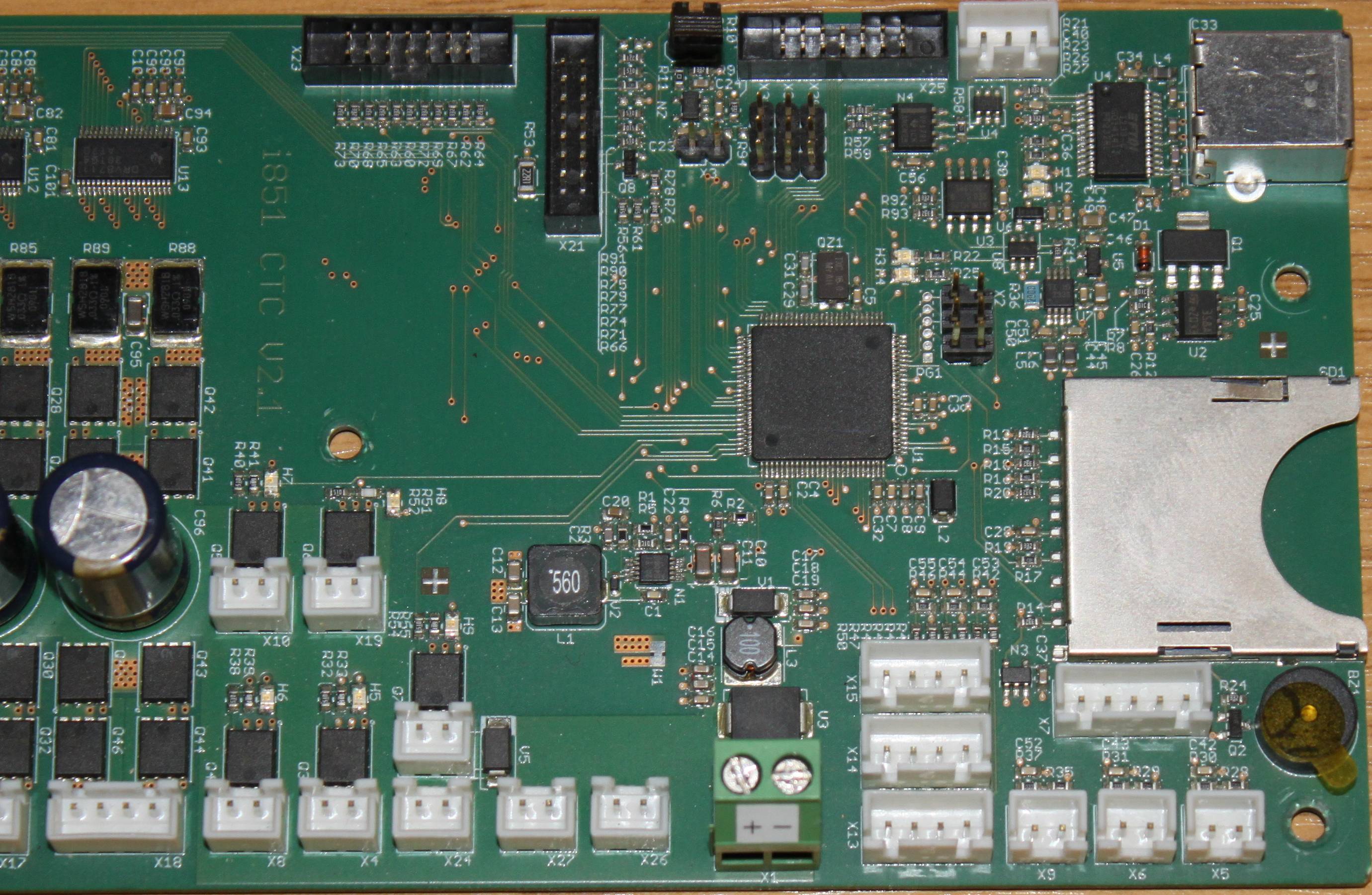 Platine mit aktiven, passiven und elektromechanischen Bauteilen
