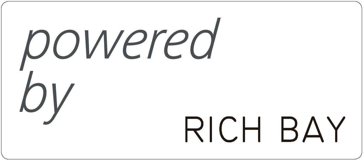 'powered by RICH BAY' in schwarzem Text auf weißem Hintergrund.