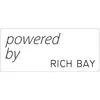 'powered by RICH BAY' in schwarzem Text auf weißem Hintergrund.
