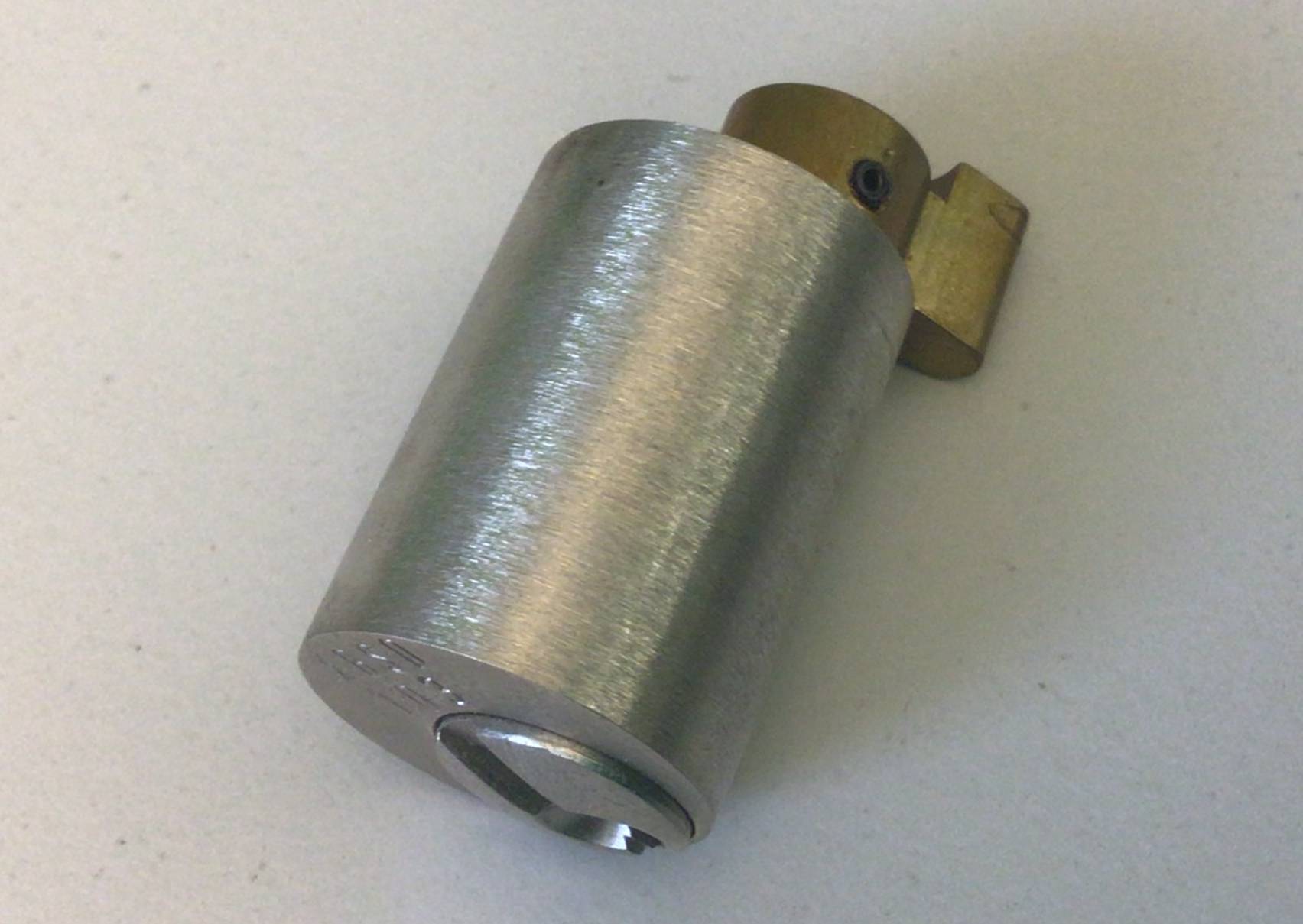 Eine Hälfte eines Rundzylinder Türschlosses