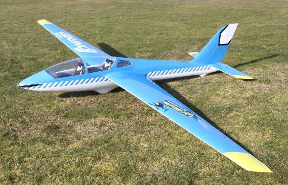 Kunstflugsegler Fox mit Klapp-Propeller an der Rumpfspitze