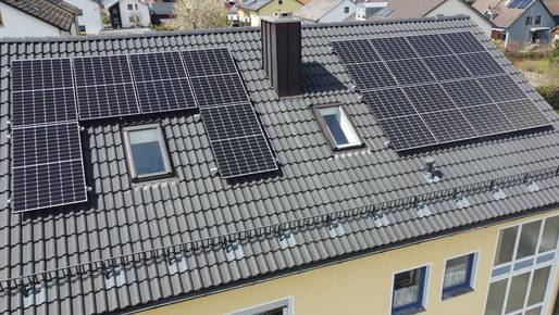 Střecha domu s fotovoltaickým systémem