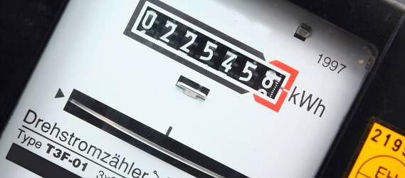 Das Bild zeigt den Zählerstand eines analogen Stromzählers