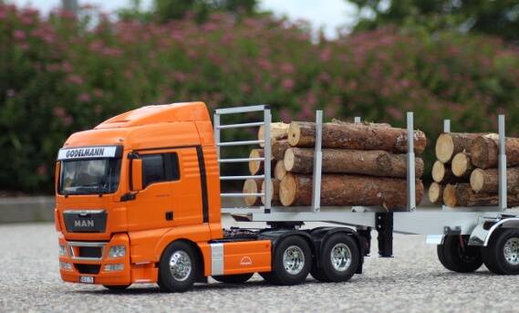 Camion modèle au travail