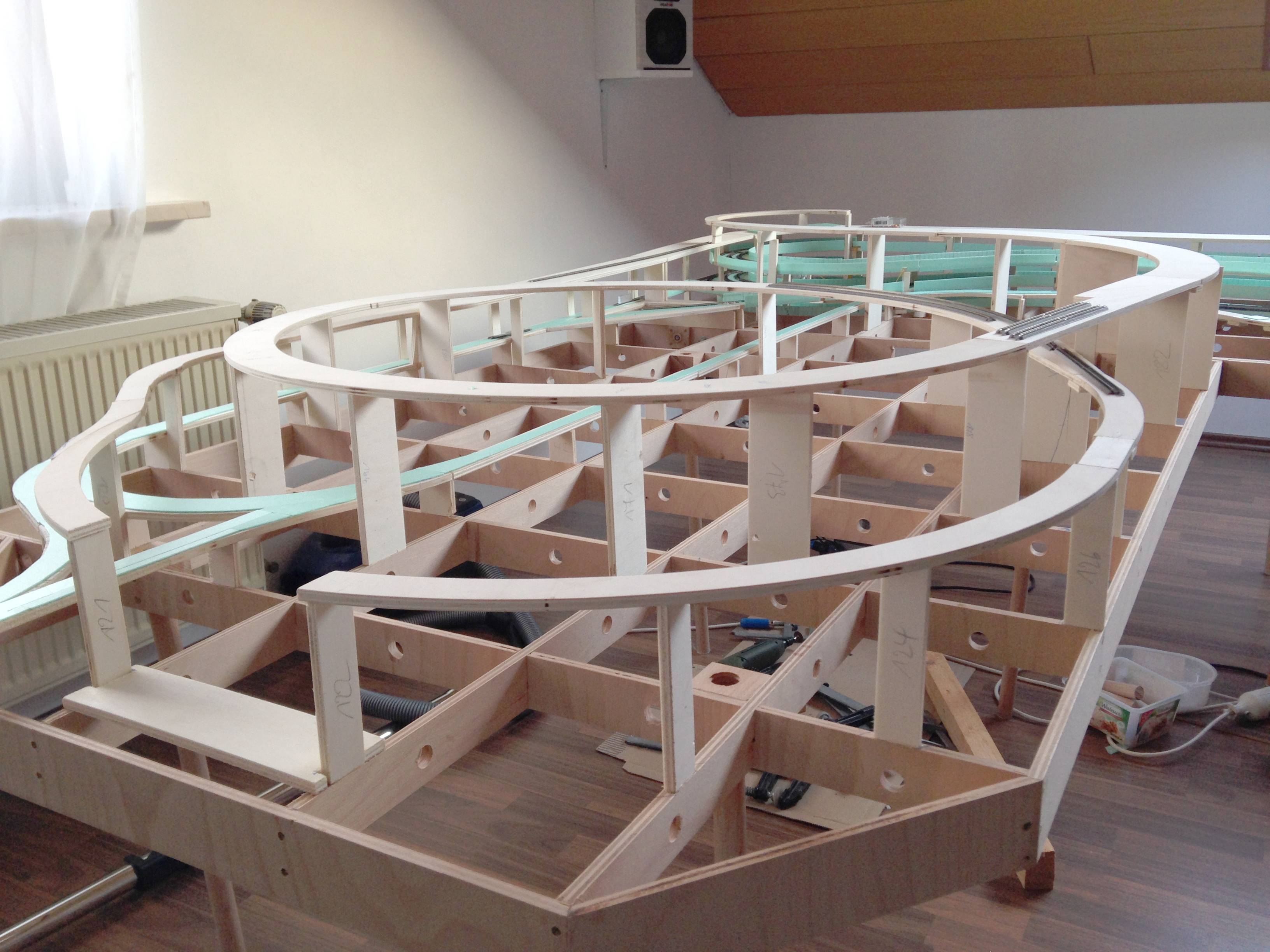 Holzunterbau in Trassenbauweise für Modellbahnanlagen