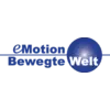 'Emotion Bewegte Welt' in blauer Schrift, 'Bewegte Welt' ist fettgedruckt. Daneben ein blauer Kreis mit Lichtreflexion.