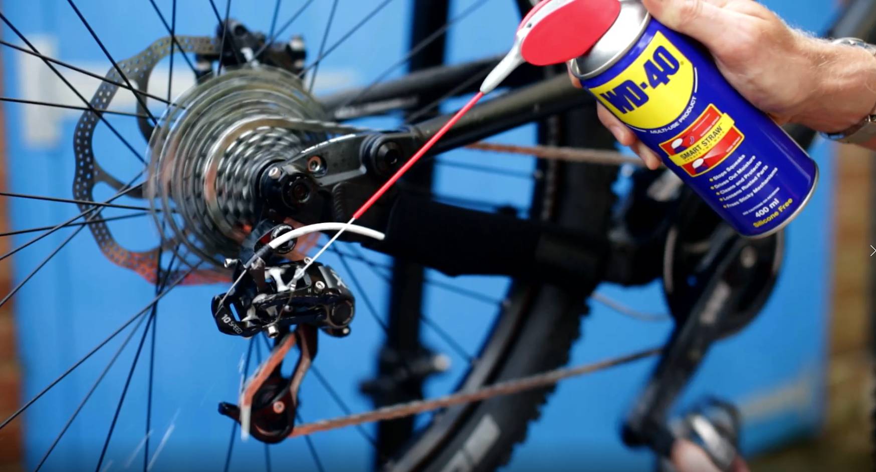 WD-40 Anwendung mit Spritzrohr