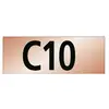 Schild mit der Aufschrift 'C10' in großen schwarzen Buchstaben auf rotem Hintergrund.