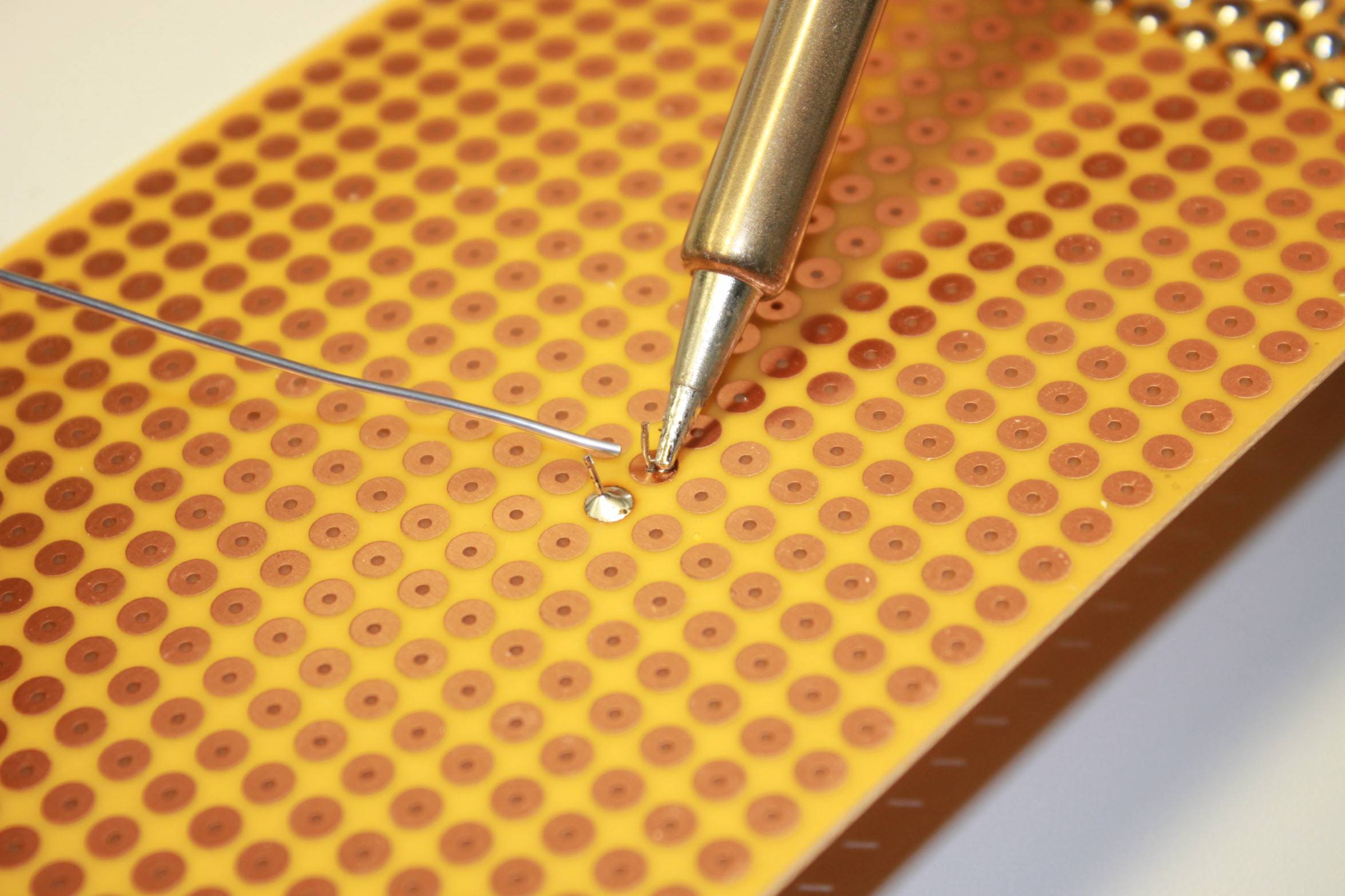 Bauteil auf einer Platine festlöten