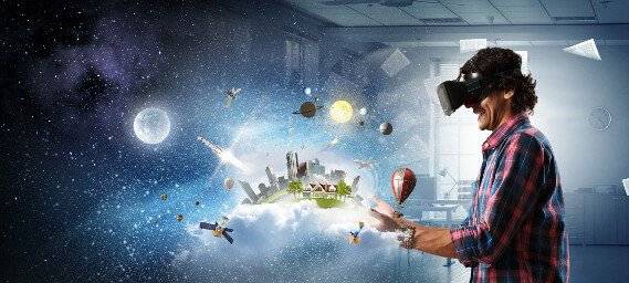 Mann in VR-Brille lächelt und interagiert mit surrealer Projektion aus Weltraum, Planeten und schwebender Stadt.