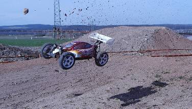 Offroad-Modellauto beim Einsatz im Gelände