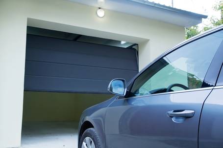 Elektricky ovládaná garážová vrata se hodí nejen za nepříznivého počasí.