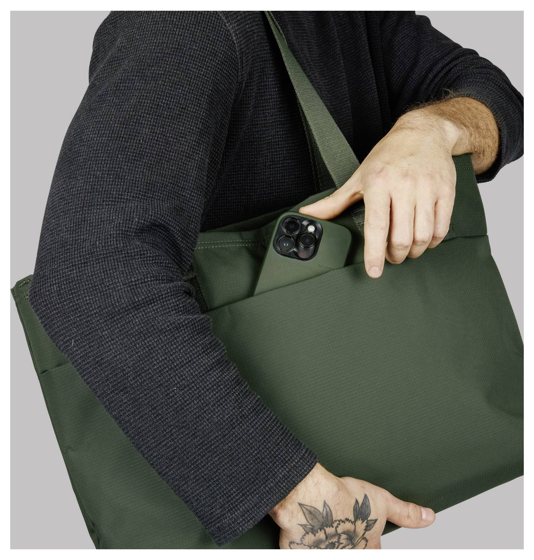 Moment Moment Everything Travel Tote 19L Olive Väska  Notebookfack, Vattentät — Bild 6 av 8