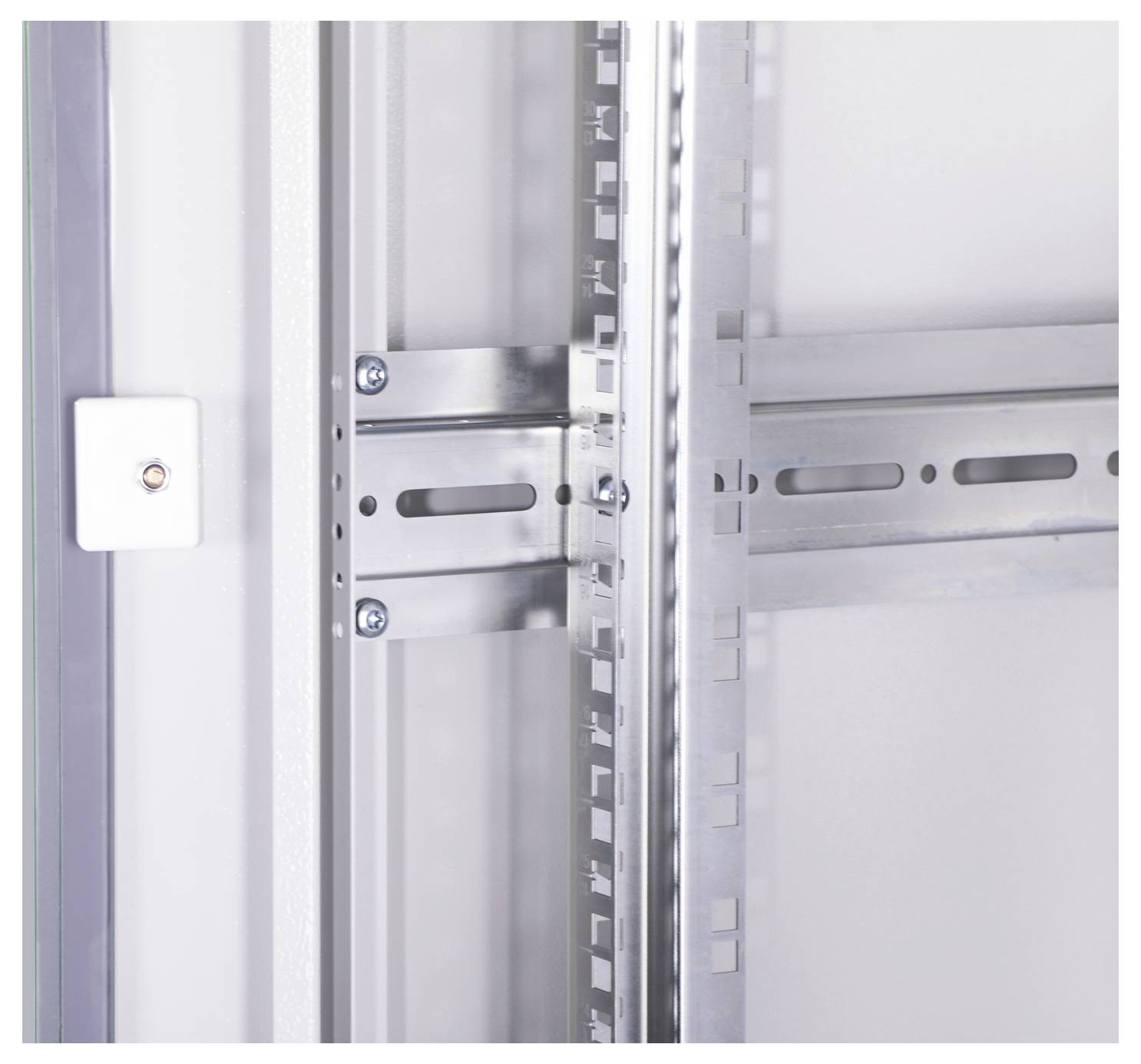 Close-up of metal elements in a writing rack: hinges, rails and screws, providing structure and stability.