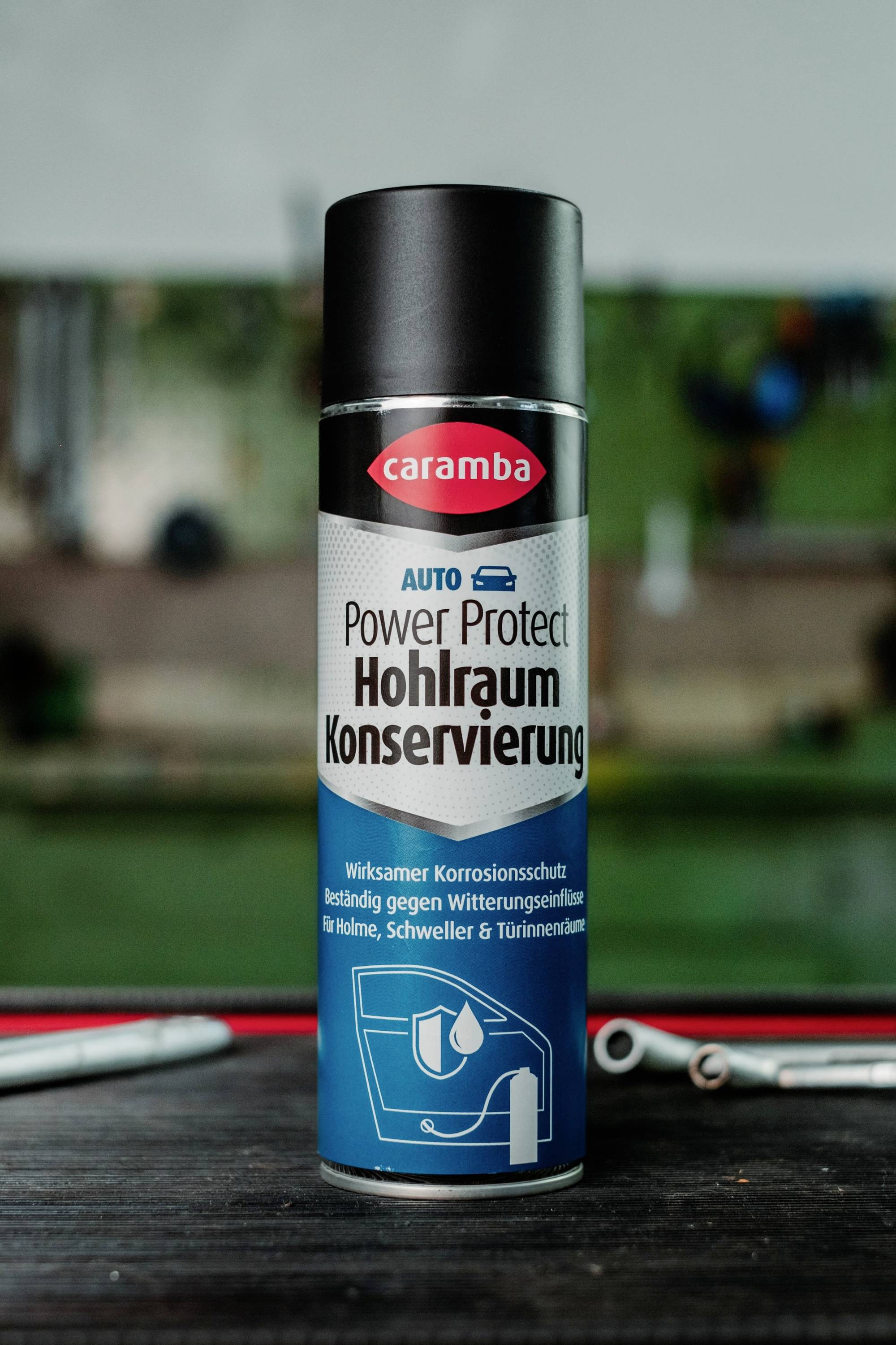 A spray can labeled 'Caramba Auto Power Protect Hohlraum Konservierung' designed for automotive cavity conservation against corrosion.