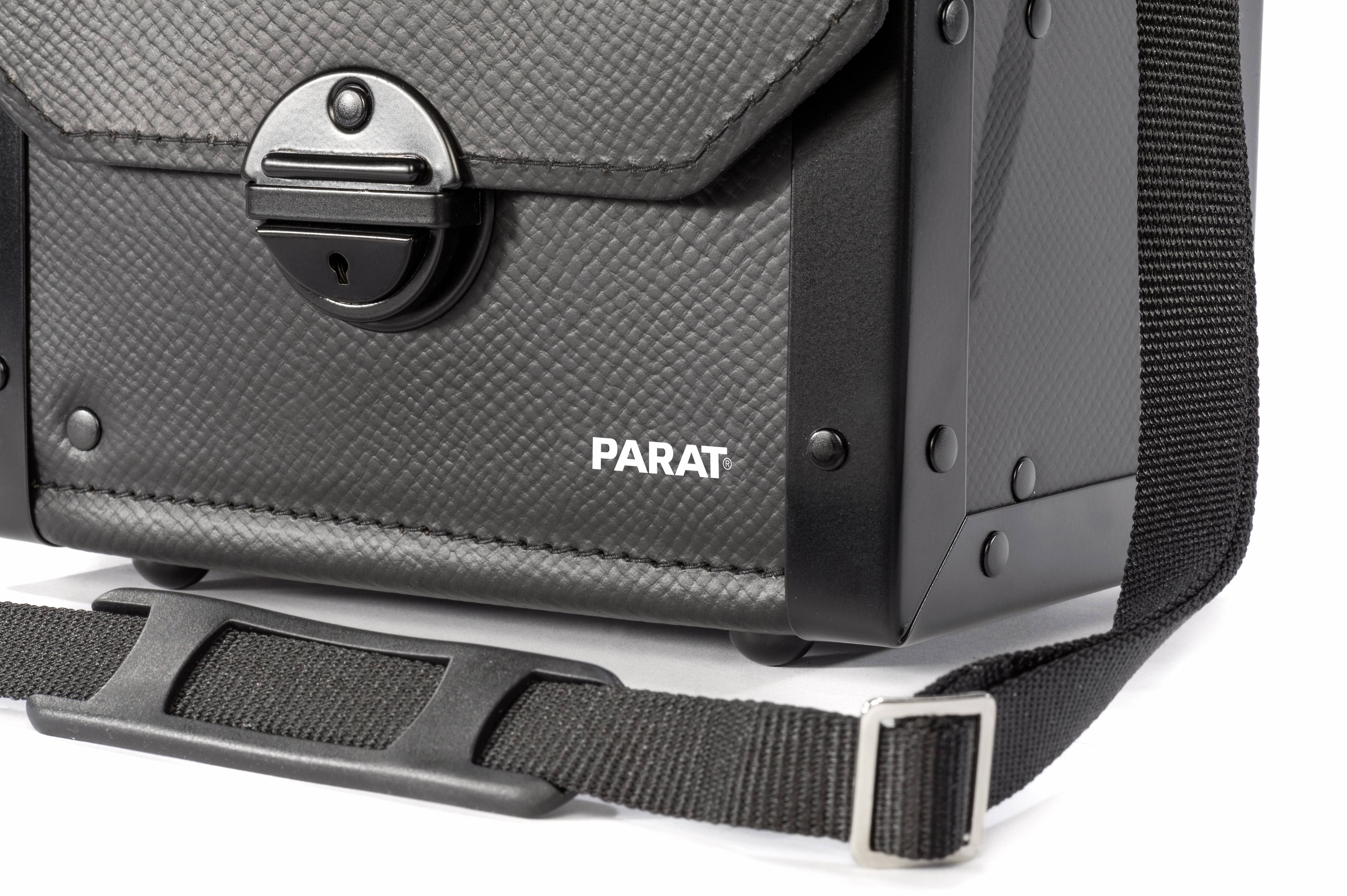 Black bag with a textured surface, a robust carrying strap and the 'PARAT' logo on the front.