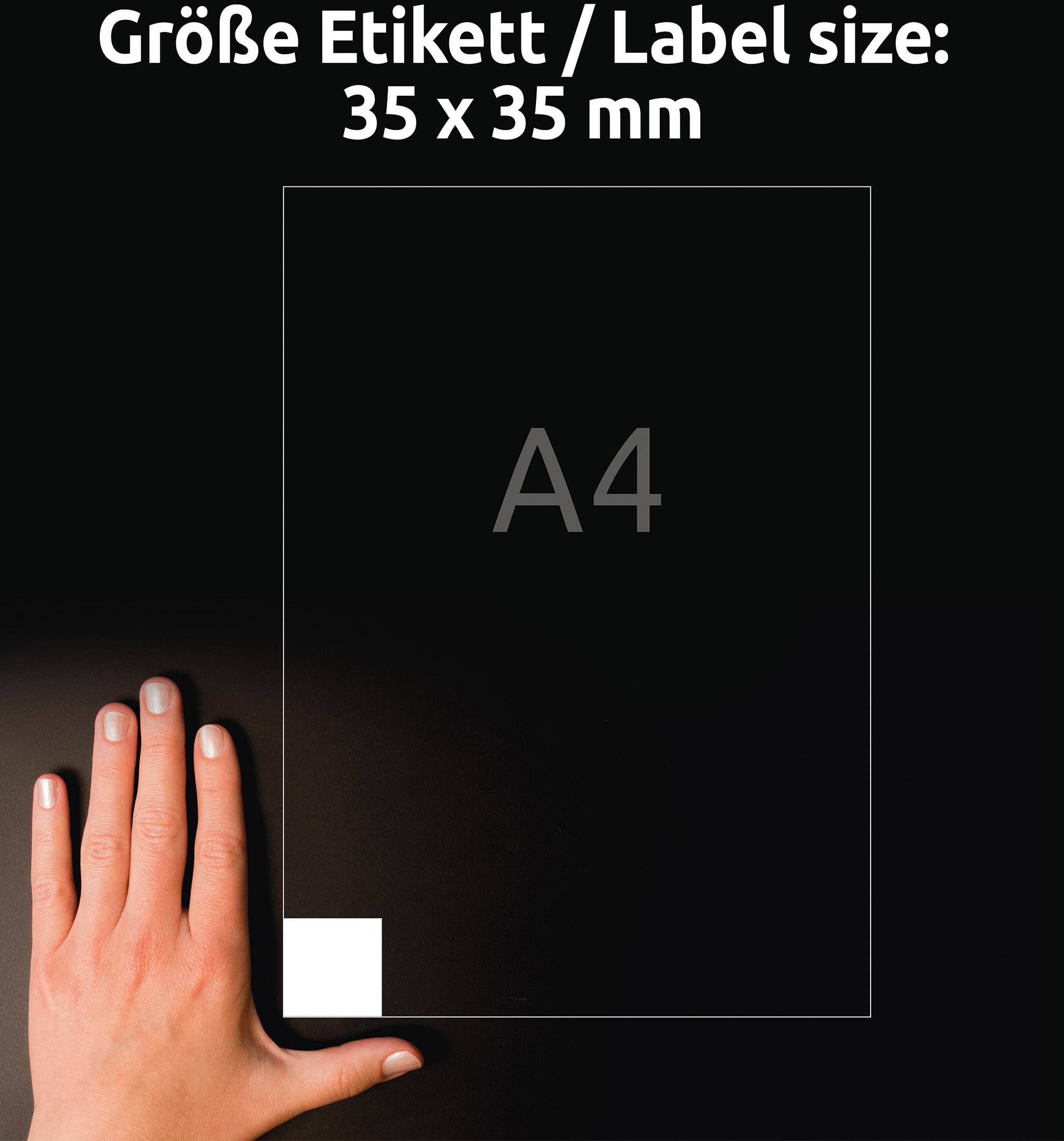 Hand points to A4 sheet with 35 x 35 mm label in the bottom left corner. Text at the top reads: 'Größe Etikett / Label size: 35 x 35 mm'.