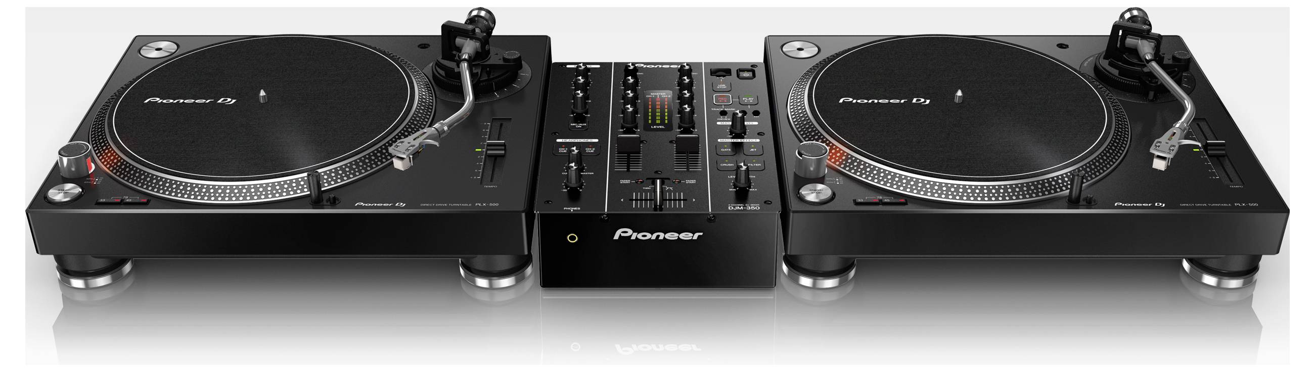 Two Pioneer turntables with a central mixer, forming a DJ setup on a white background.