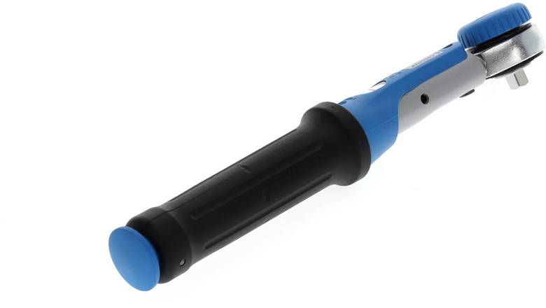 Torque wrench with blue handle and ratchet mechanism, used for precise tightening of screws, against a white background.