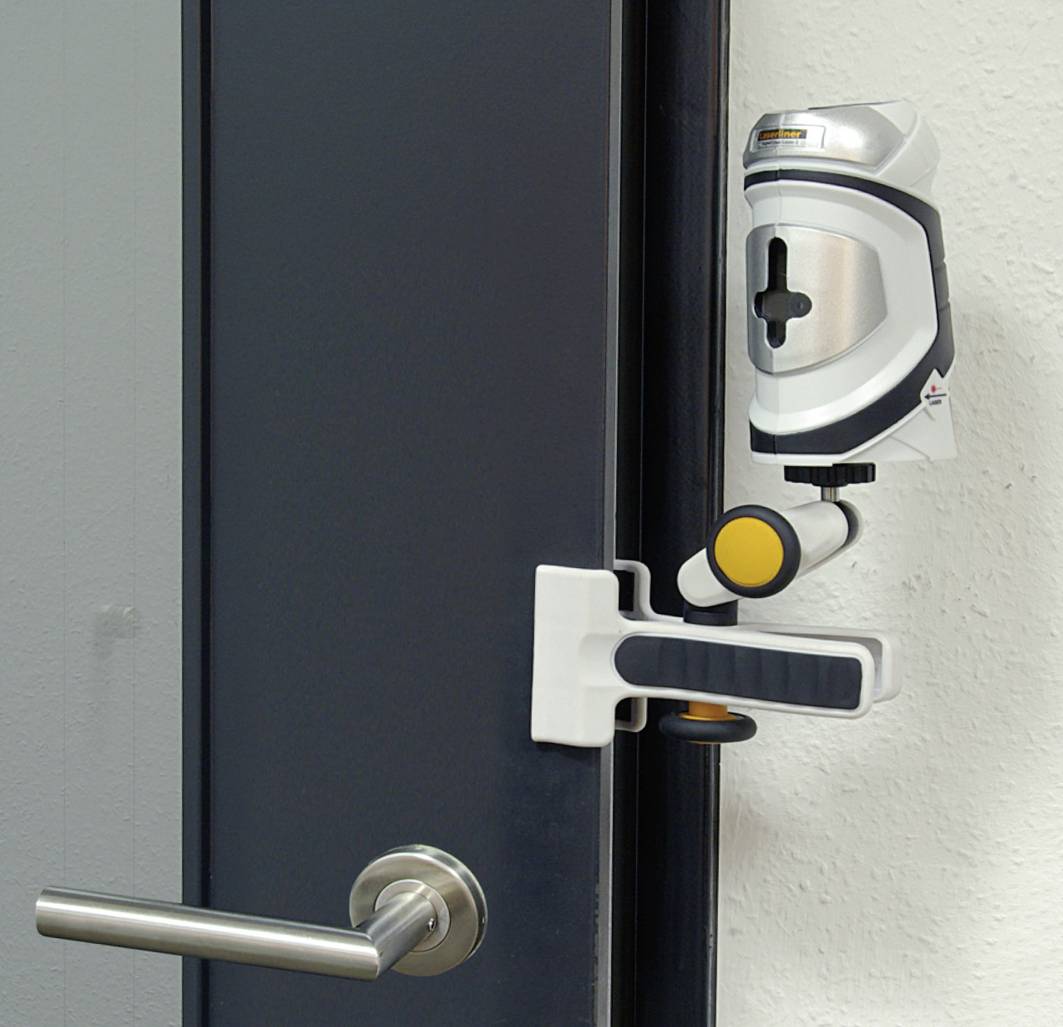 Door with door handle and electronic opening mechanism mounted on the wall, enabling automatic opening and closing.