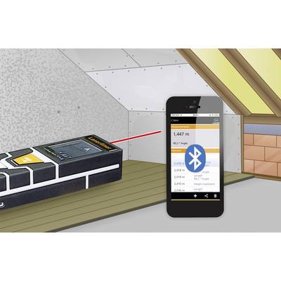 A laser distance metre measures 1.447 m in an attic. The result is displayed via Bluetooth on a smartphone.