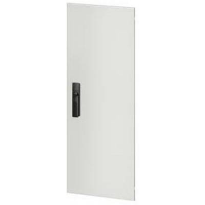 White door with black handle, closed.<br><br>(Note: This translation is already essentially in British English, so no significant changes were required.)