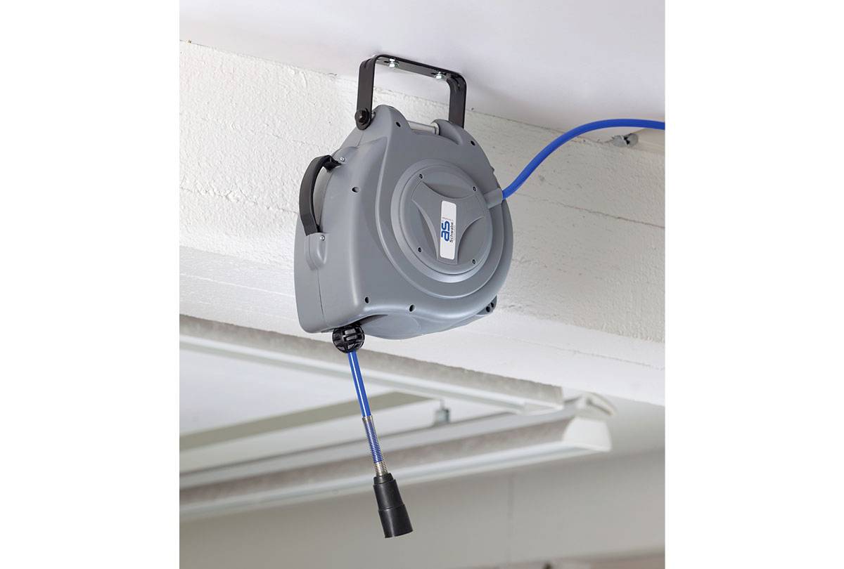 Automatic cable reel, ceiling-mounted, with blue cable. Used for storing cables neatly and providing flexible usage.
