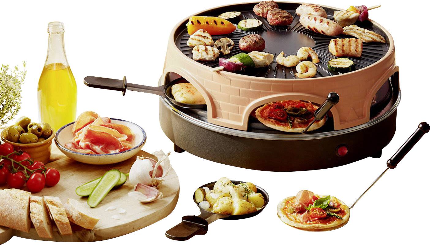 A round electric grill with various grilled dishes on top, including vegetables, meat and seafood. Beside it, a bottle of oil, a baguette, tomatoes and olives as accompaniments.