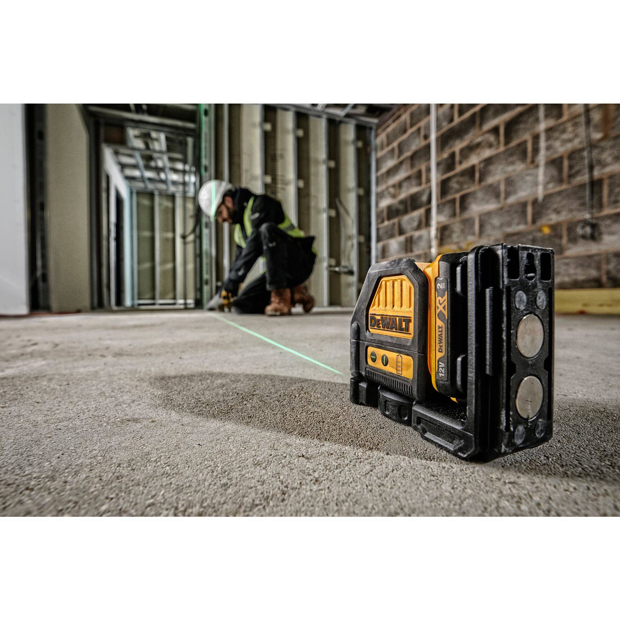 DEWALT DCE088D1G Cross line laser Self-levelling Range (max.): 30 m-5
