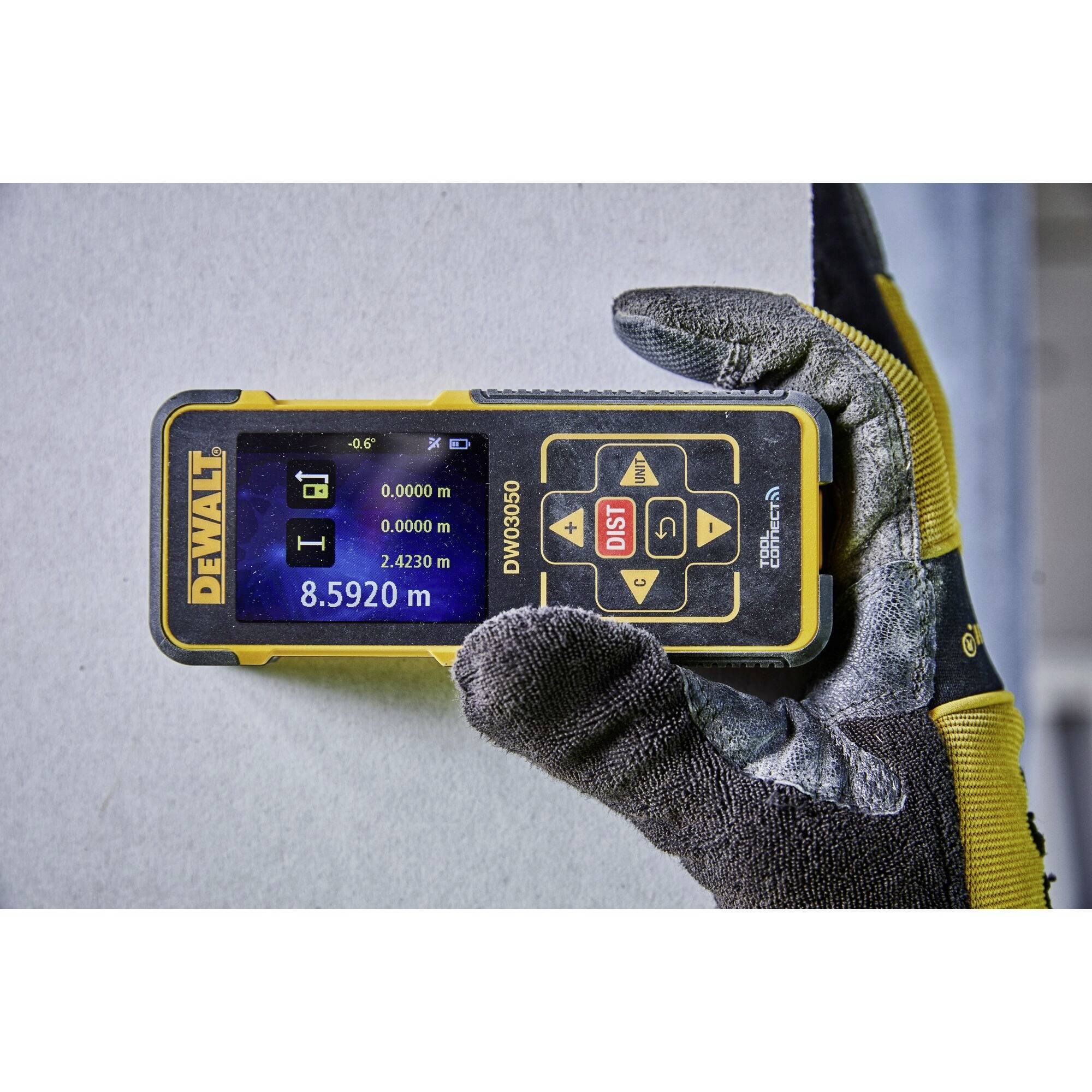 A glove is holding a distance measurement device with a screen displaying '8.5920 m'.