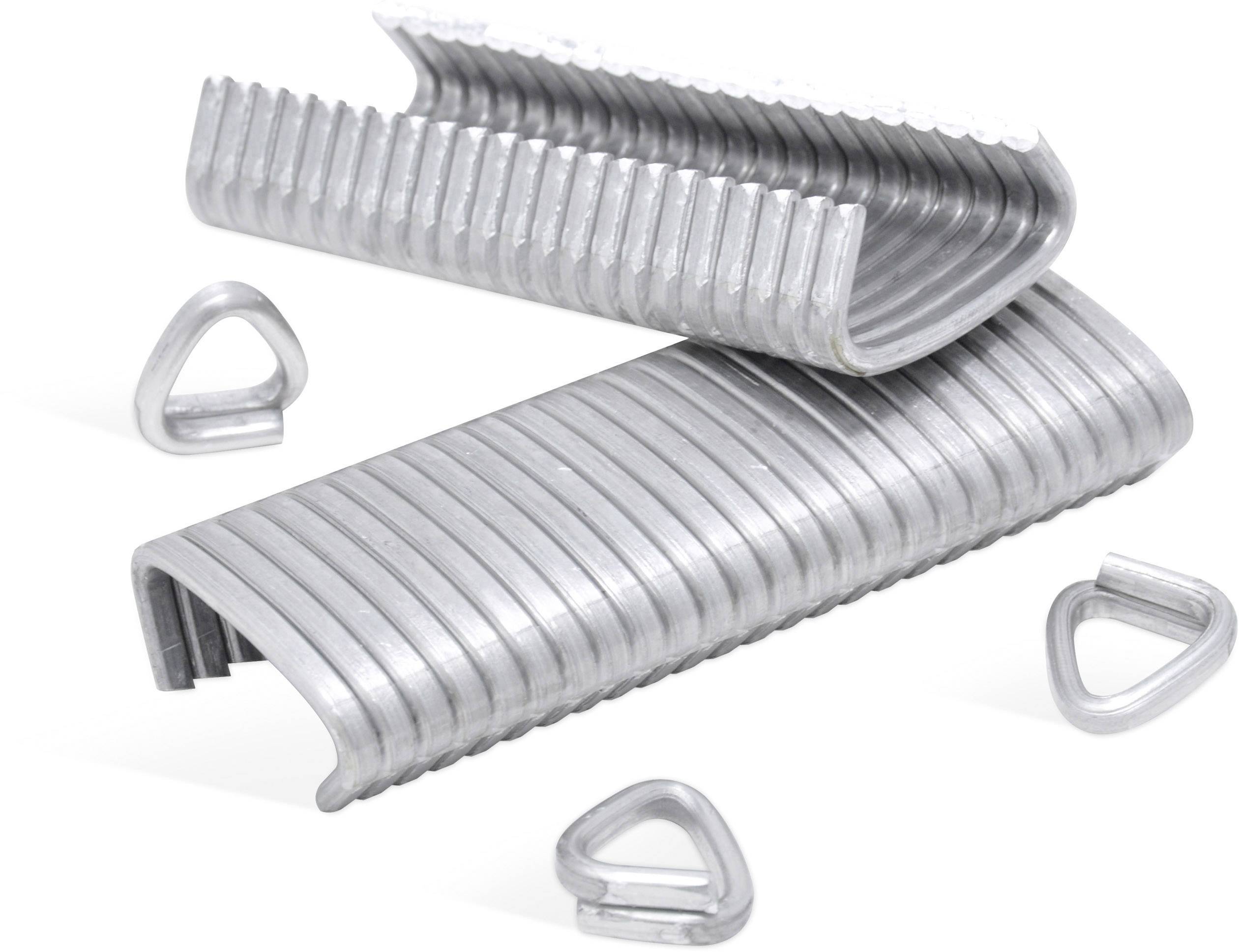 Metal rails and triangular metal rings on a white background. Used for securing or connecting in technical applications.<br><br>Note: The translation is already in British English, so no significant changes were required.