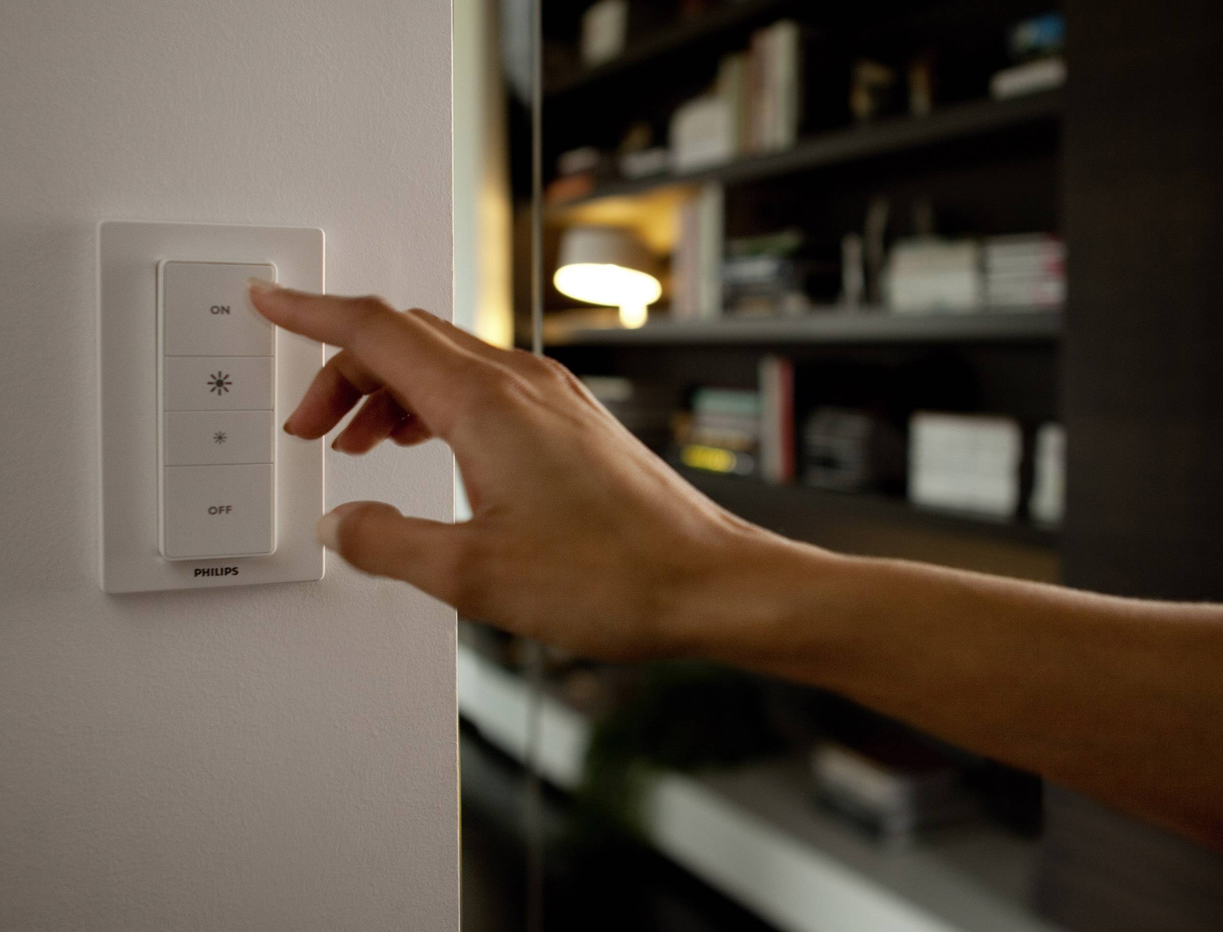 Выключи автоматическое включи. Philips Hue Dimmer. Пульт управления Philips Hue. Выключатели умный дом. Умный дом выключатель света.