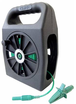Cable reel with a black housing and green cable, ending with a clip. Ideal for use in the garden or during outdoor activities.