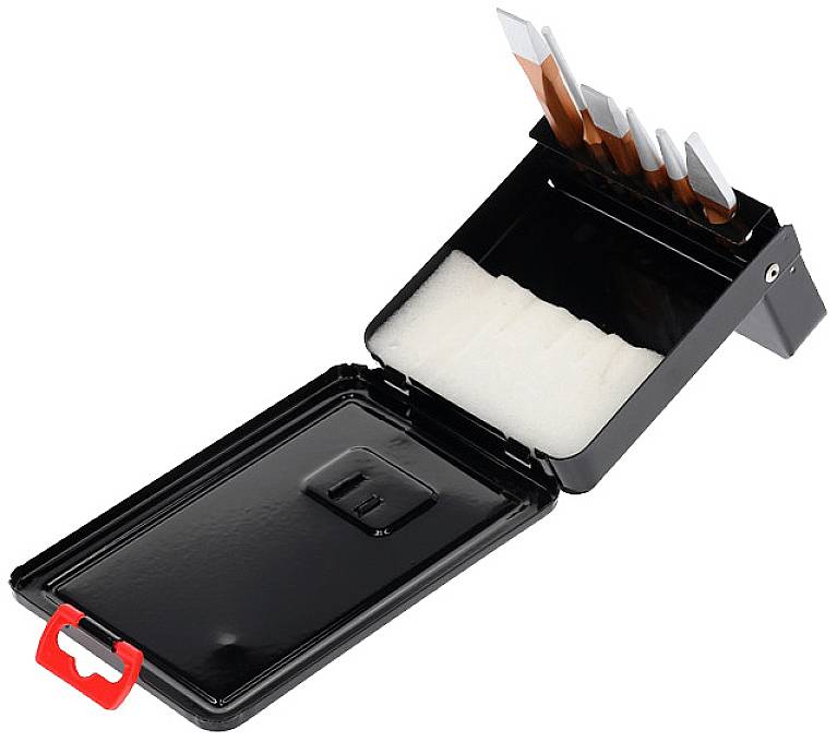 A black quiver with an open lid displays six white and red arrowheads, which are inserted into foam.