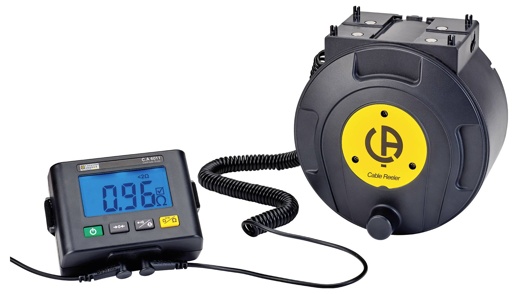 A digital cable measuring device with a display shows the voltage. It is connected to a cable reel housing standing in the background.