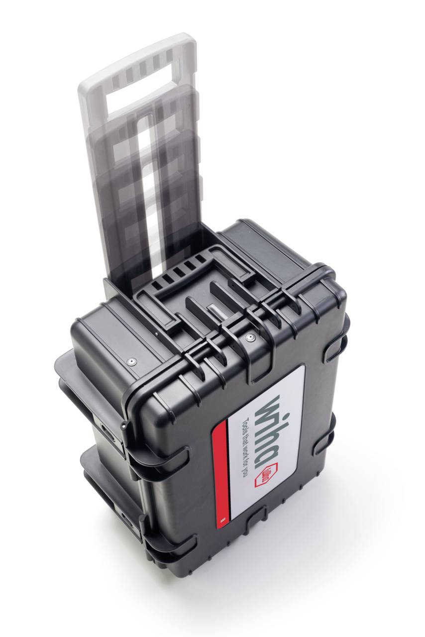 Suitcase with extendable handle, robust black design, suitable for the secure transportation of delicate equipment.