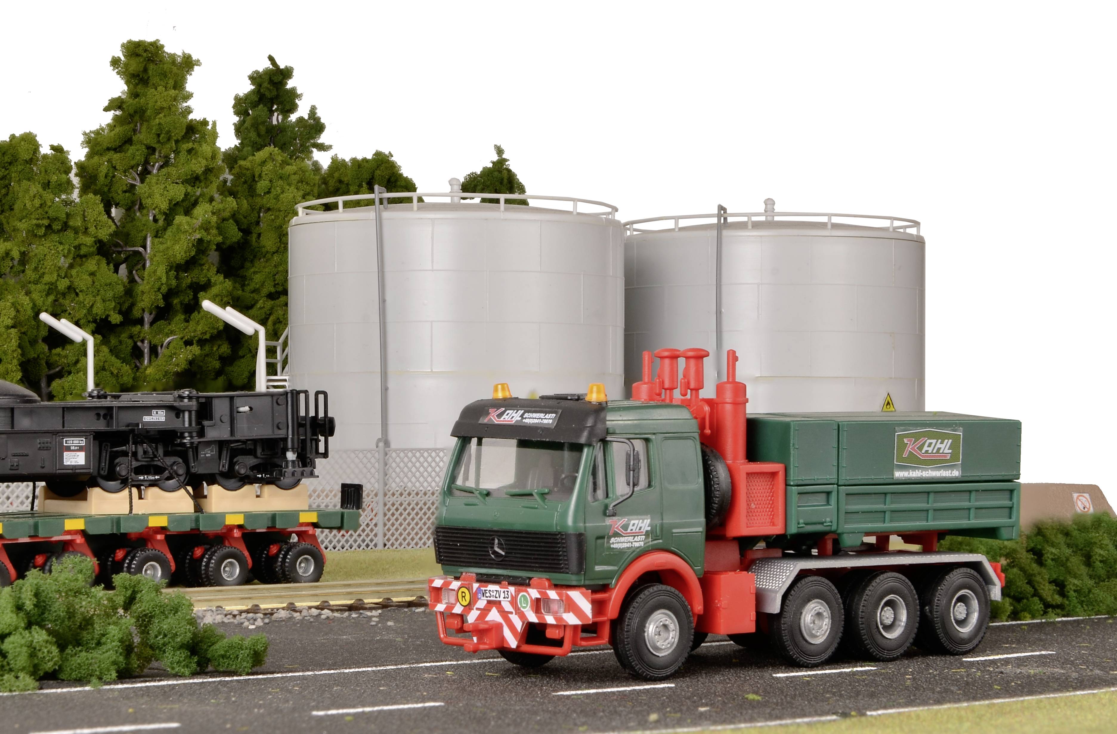 Kibri 13513 H0 HGV Mercedes Benz 4-axle heavy-duty tractor-1