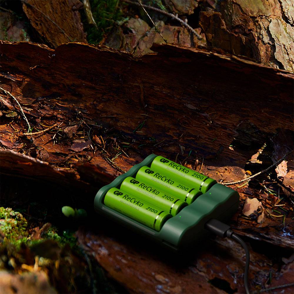 GP GPRCKCH421U370 Charger for cylindrical cells NiMH AAA , AA-3