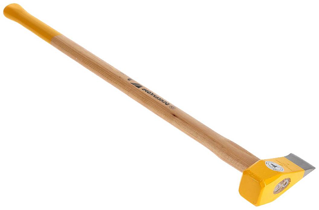 Splitting axe with long wooden handle and yellow head. Suitable for splitting tree trunks and logs.