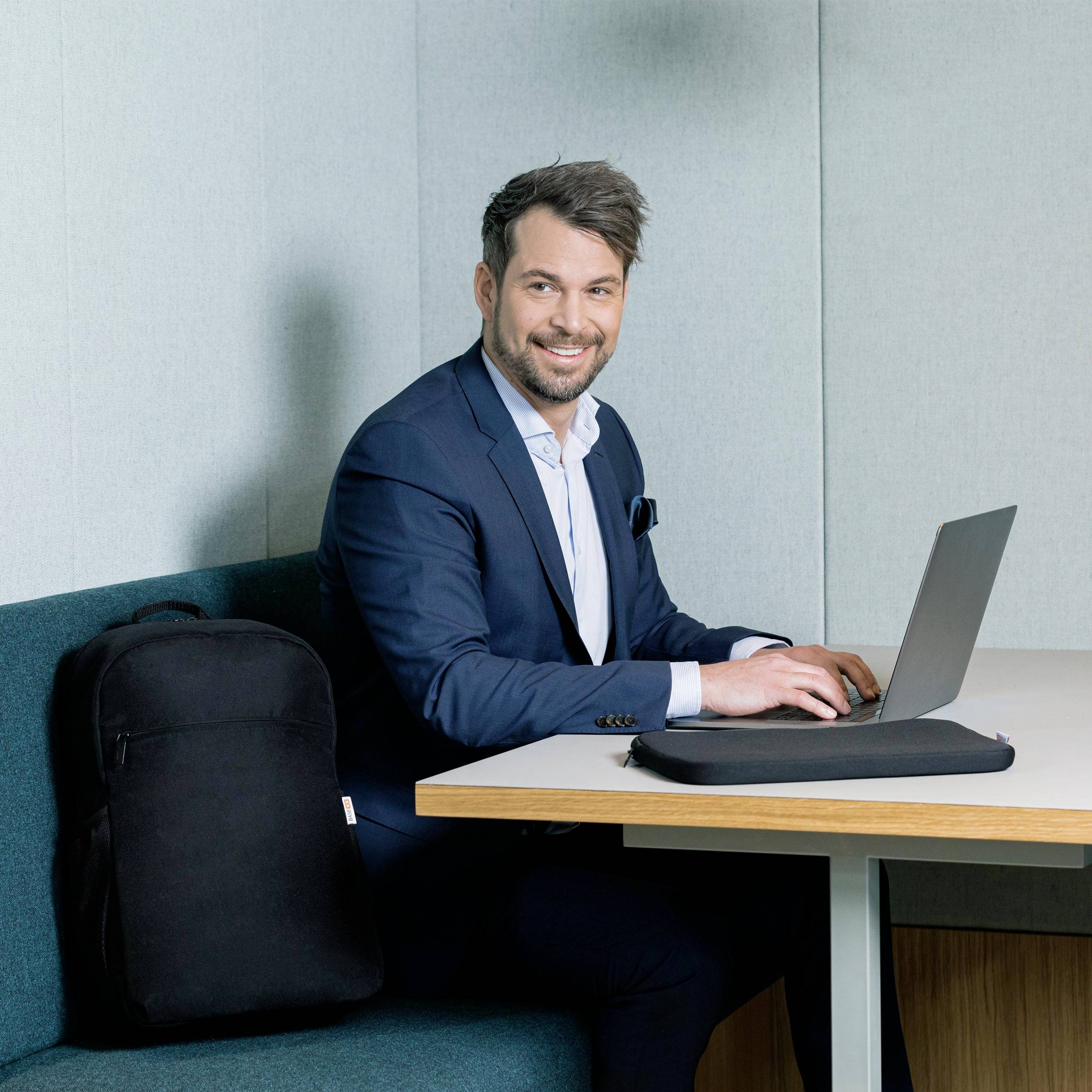 Dicota Laptop sleeve BASE XX Suitable for up to: 39,6 cm (15,6") Black-5