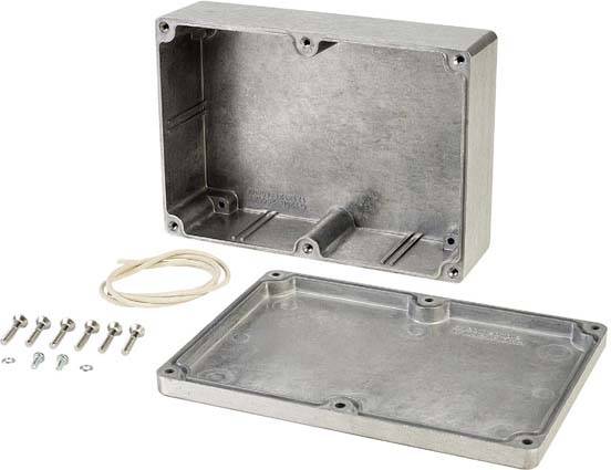 'Aluminium distribution box opened: top and bottom side by side. Contains screws and gasket. Suitable for plug connections.'