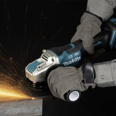 A person is grinding metal with an angle grinder, sparks flying. Protective gloves protect the hands, the tool is blue.