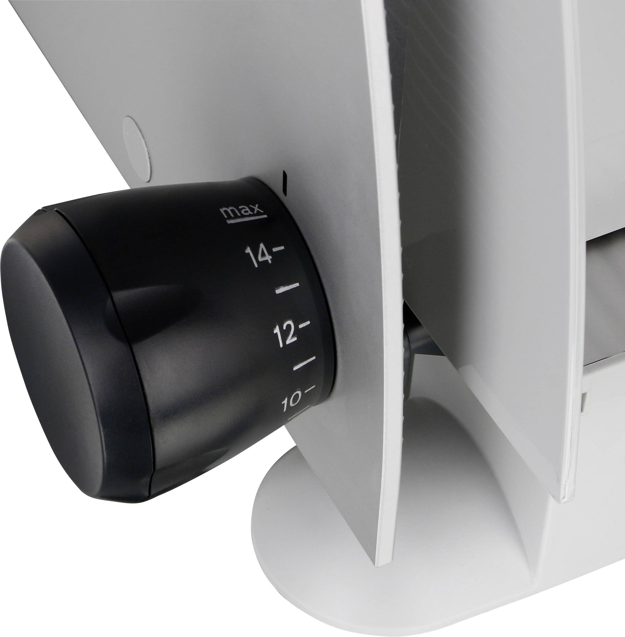 Radiator thermostatic valve set between 10 and 15.