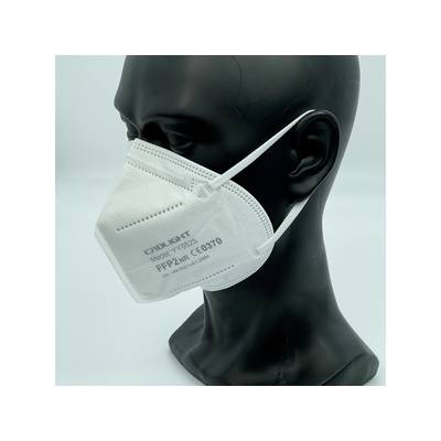 A black mannequin is wearing a white FFP2 mask with the inscription 'Model YX033,' certified CE 0370.