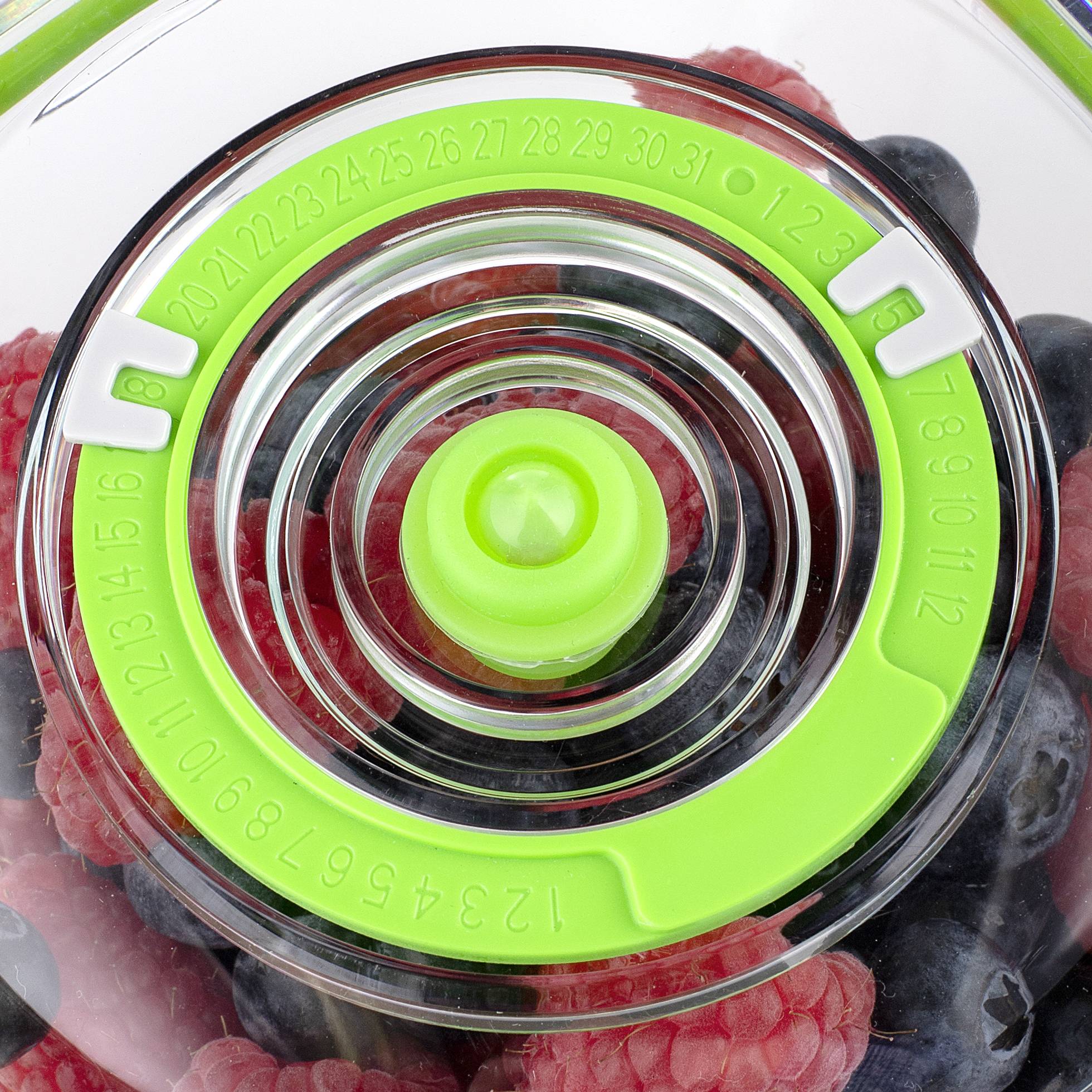 Fruit bowl with raspberries and blueberries, covered by a rotating lid with numbers to set freshness.