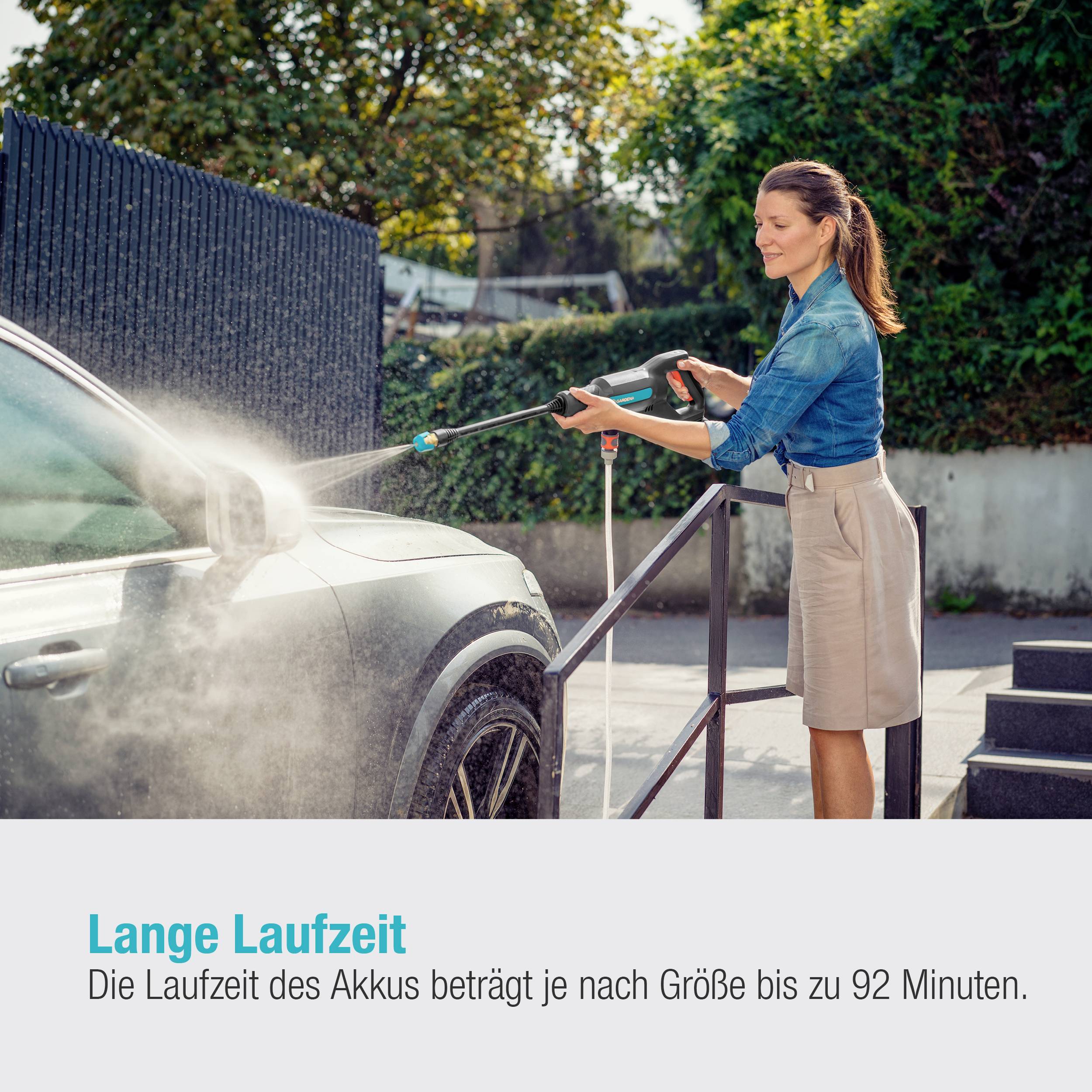 A woman is cleaning a car with a high-pressure cleaner. Text below: 'Long runtime. The battery runtime is up to 92 minutes depending on size.'<br><br>Translated text:<br>'Long runtime. The battery runtime is up to 92 minutes depending on size.'