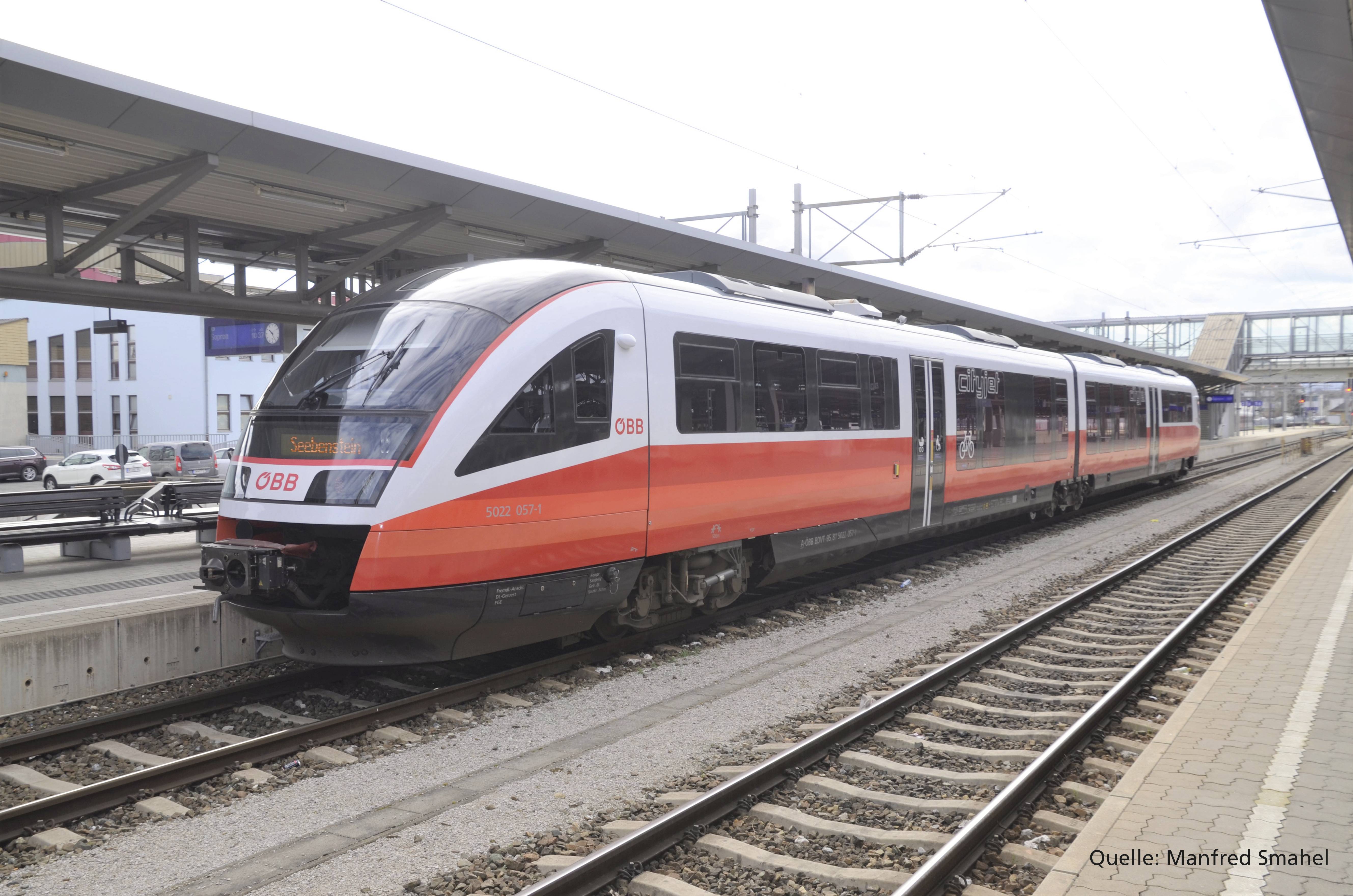 Piko H0 52083 H0 Diesel railcar "Desiro" Rh 5022 of Austrian Federal Railways-0