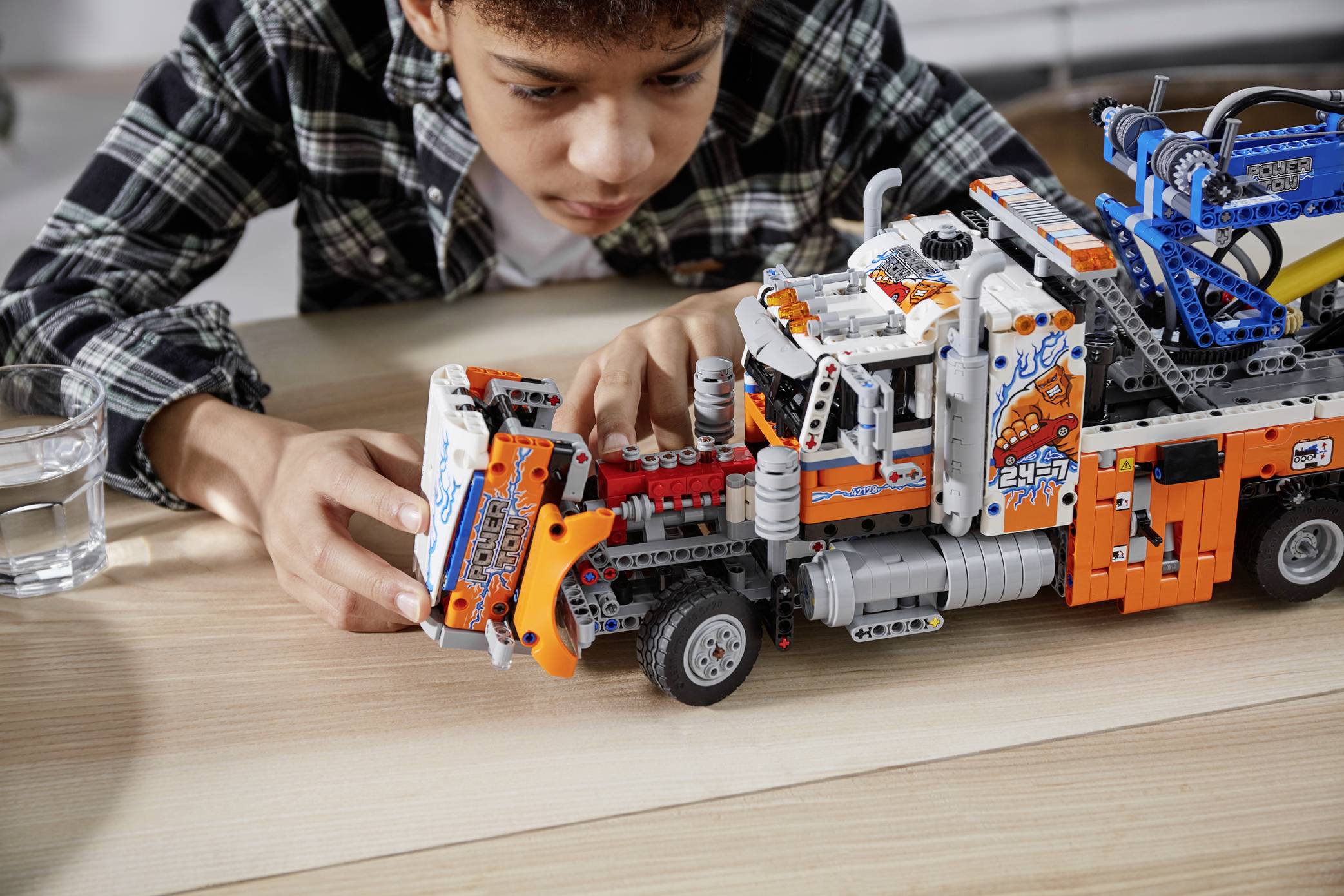 42128 LEGO® TECHNIC Heavy-duty tow truck-11
